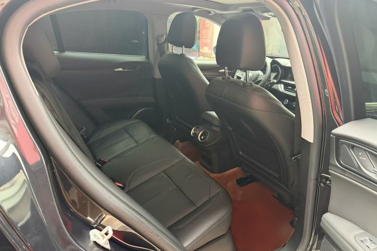 Used Alfa Romeo Stelvio 2017 2.0T 200HP Elite Edition Interior 4