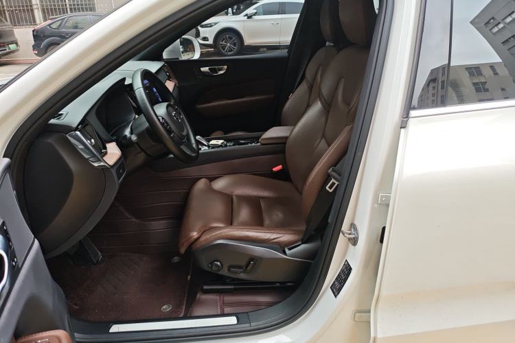 Used Volvo XC60 2023 B5 4x4 Smart Luxury Edition
