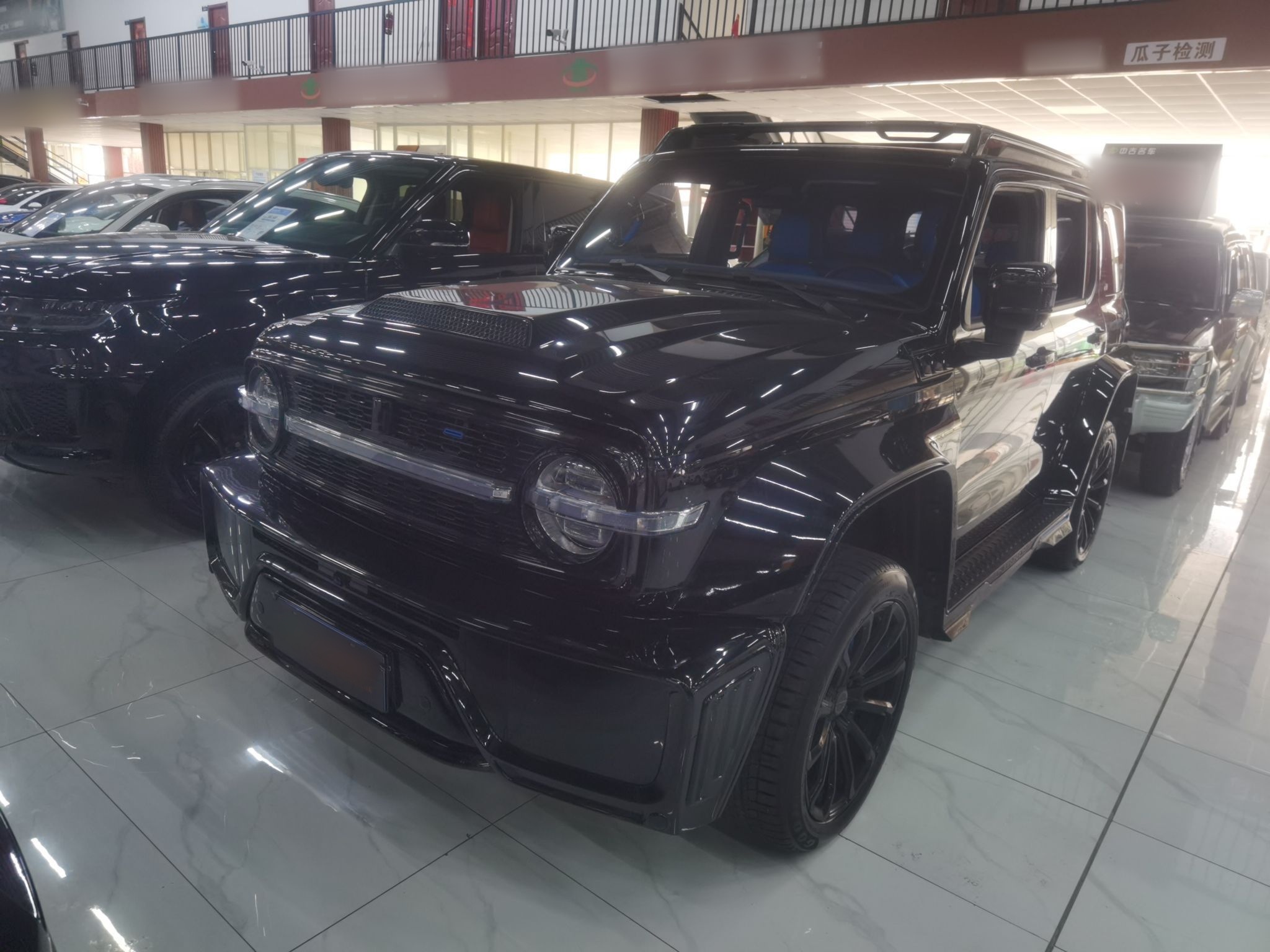 تحت مقدمة السيارة