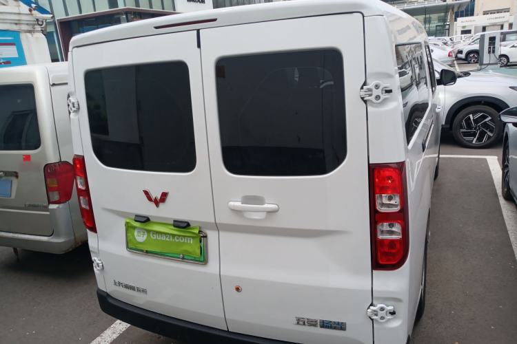 Used Wuling Yangguang 2024 300KM Comfort Version Passenger Van 75kW Rear