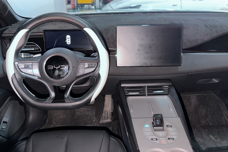 Used BYD Seal 06 New Energy 2025 DM-i Smart Drive 80KM Luxury Model Center Console