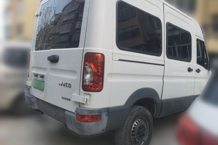 Used Iveco Power Daily 2017 2.5T Classic A32 Mid-Roof 6-7 Seater Bus 47Z5
