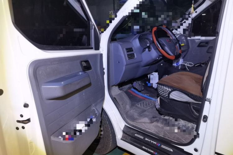 Used Wuling Yangguang 2024 300km Comfort-Grade Passenger Van 60kW
