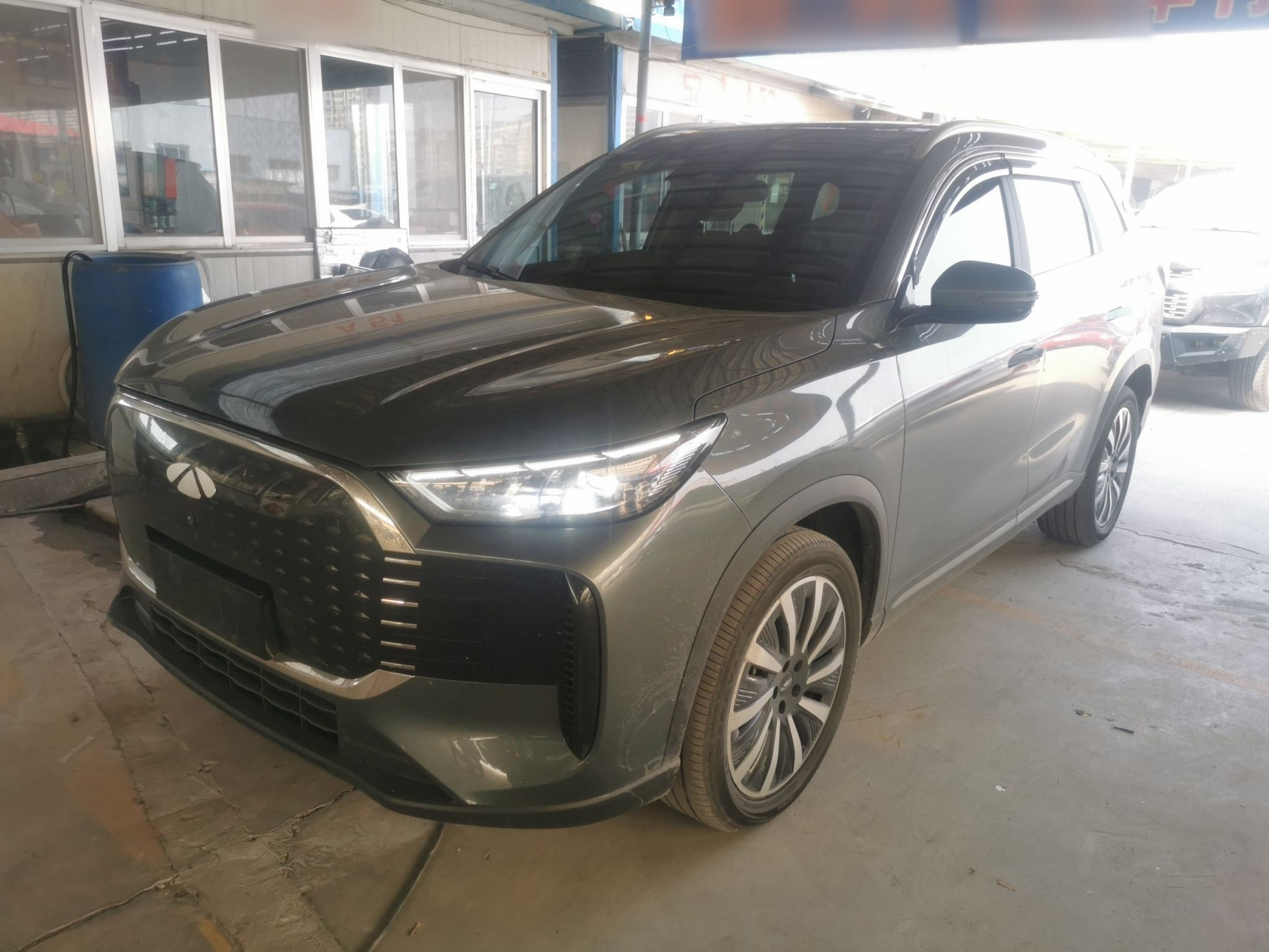 Под передней частью автомобиля