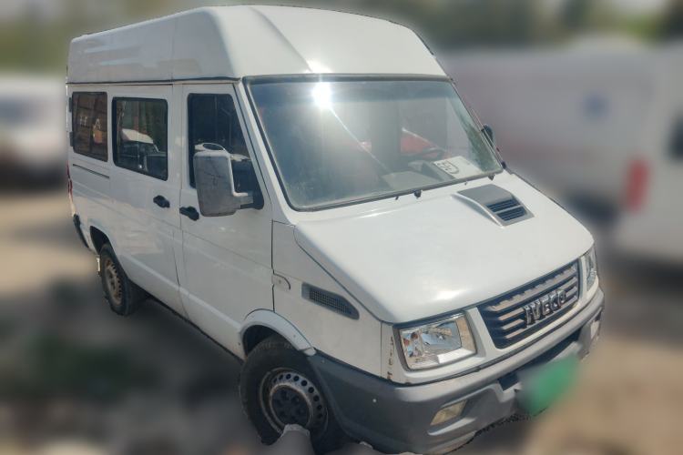 Used Iveco Daily 2020 2.5T A35 Passenger Van Single-Tire Mid-Roof Design 5-9 Seater with Sliding Side Door Meeting China VI Emission Standards
