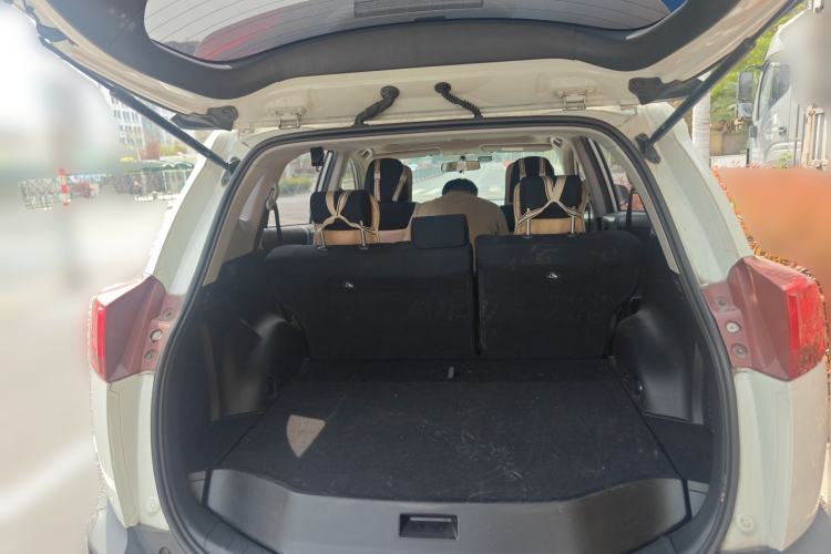 Used Toyota RAV4 2015 2.0L CVT Two-Wheel Drive Fashion Edition Trunk