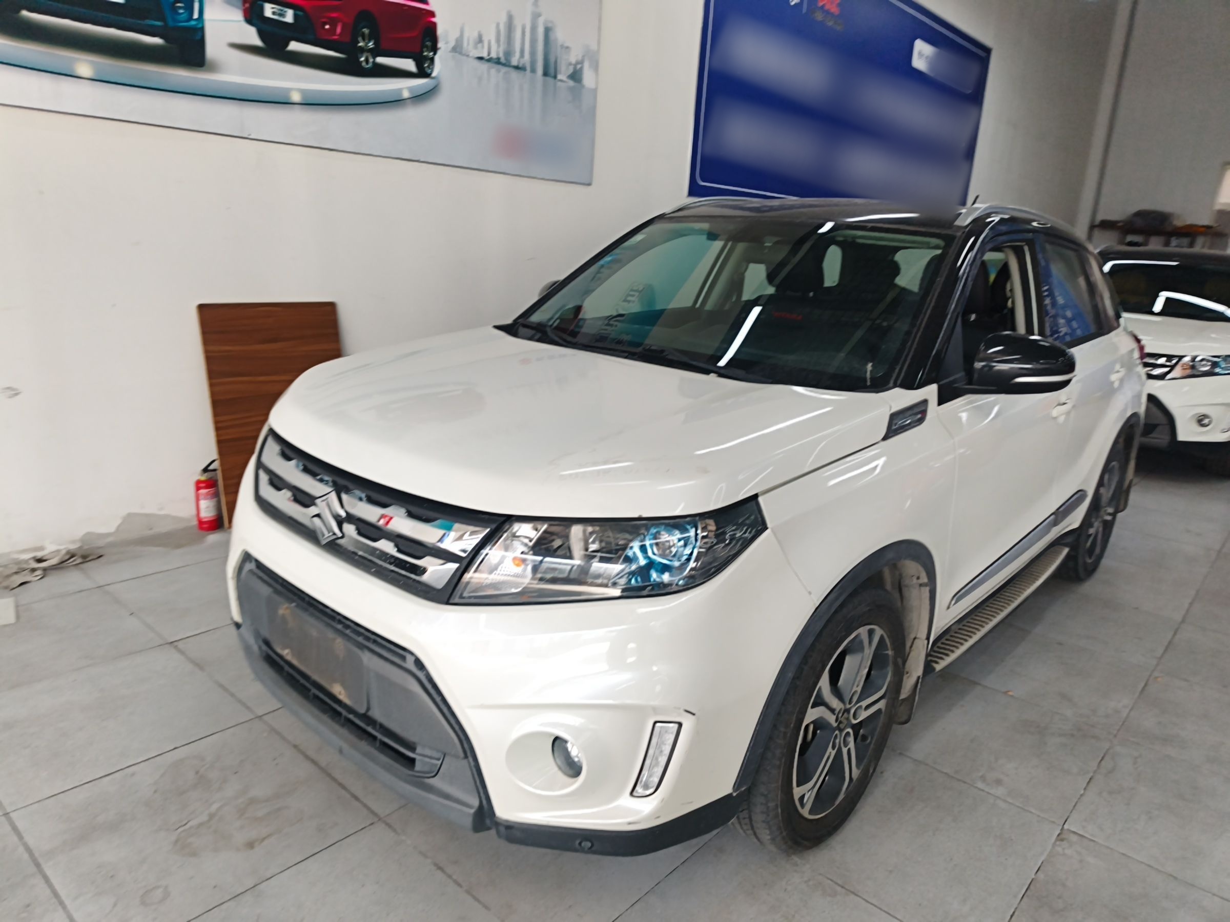 تحت مقدمة السيارة