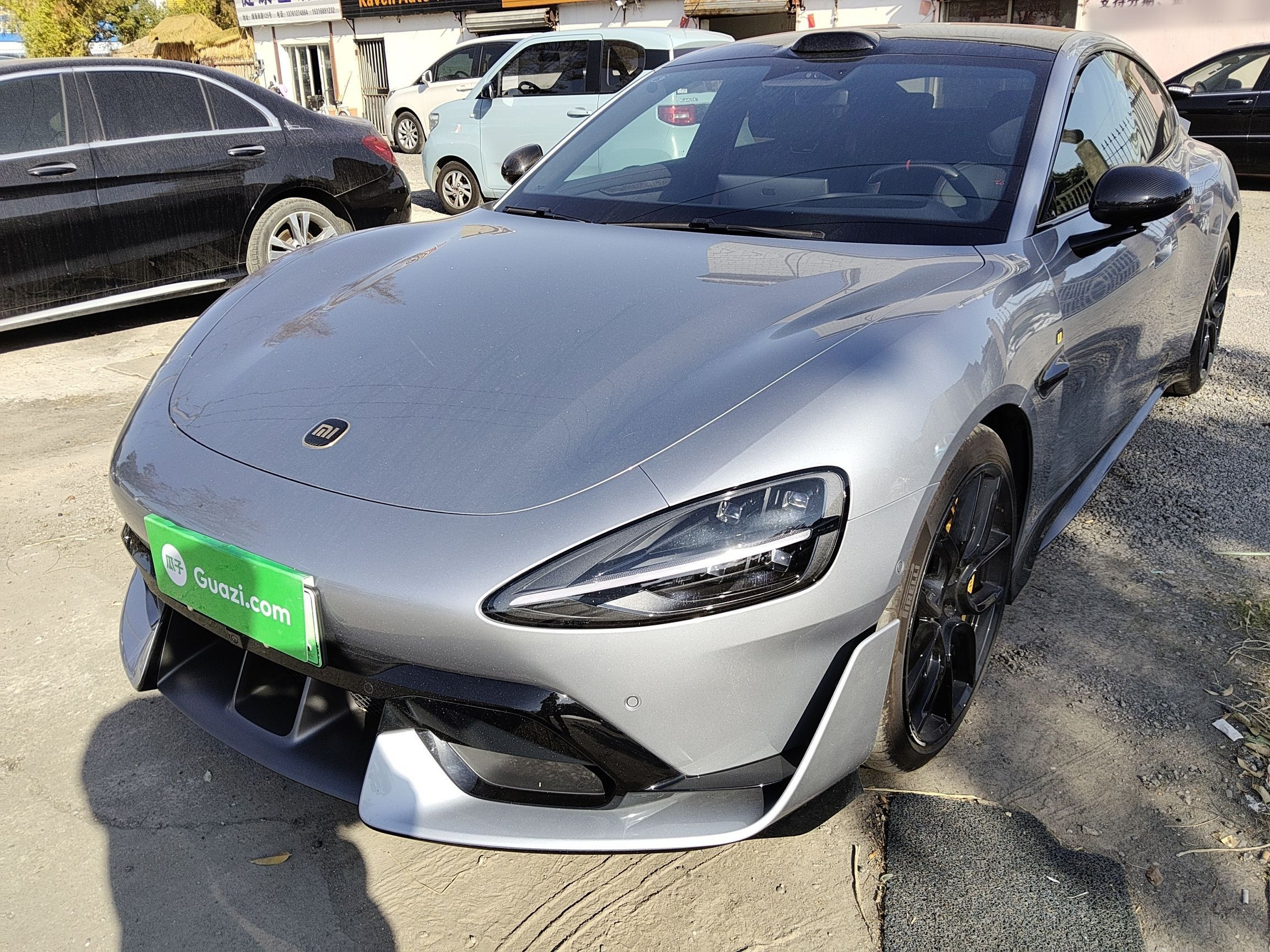 تحت مقدمة السيارة