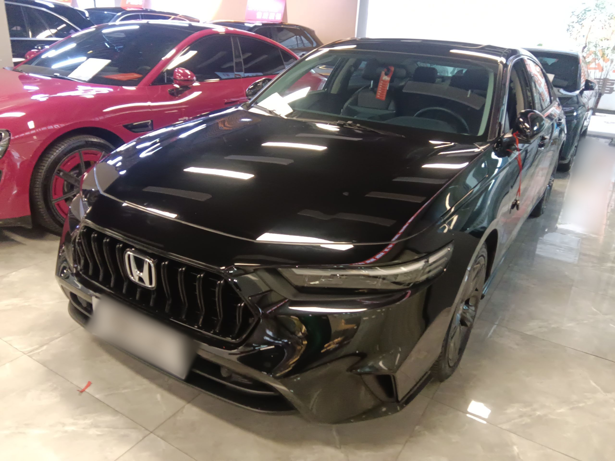 تحت مقدمة السيارة