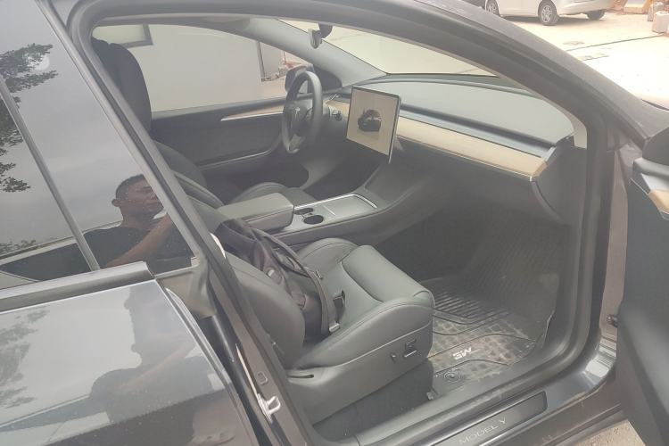 Used Tesla Model Y 2022 Long-Range All-Wheel-Drive Version Right Front Seat