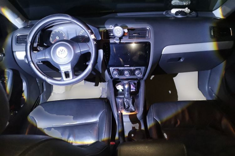 Used Volkswagen Sagitar 2012 1.6L Automatic Comfort Edition Center Console