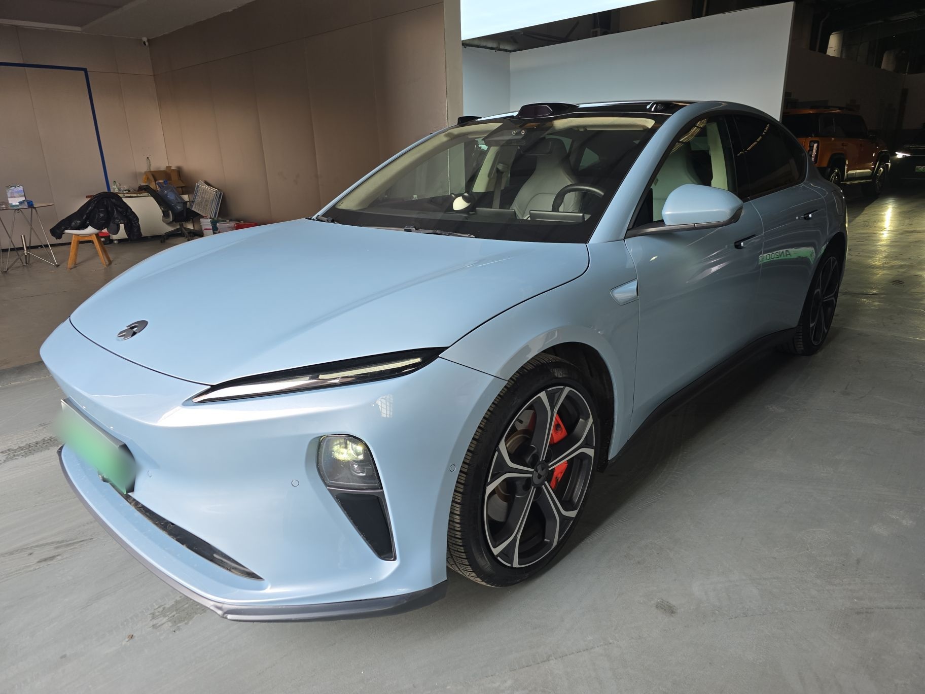 تحت مقدمة السيارة