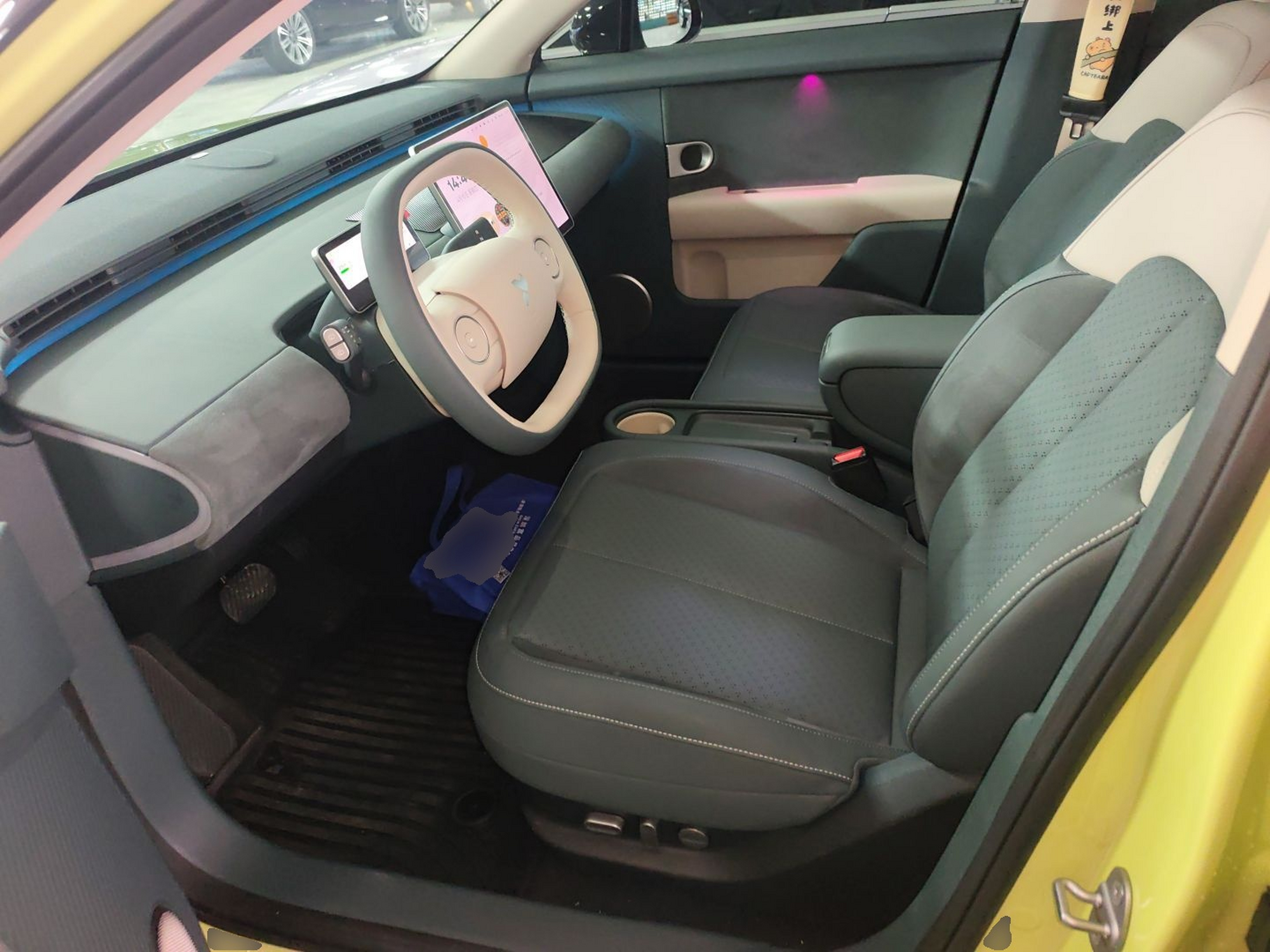 المقاعد الأمامية داخل السيارة