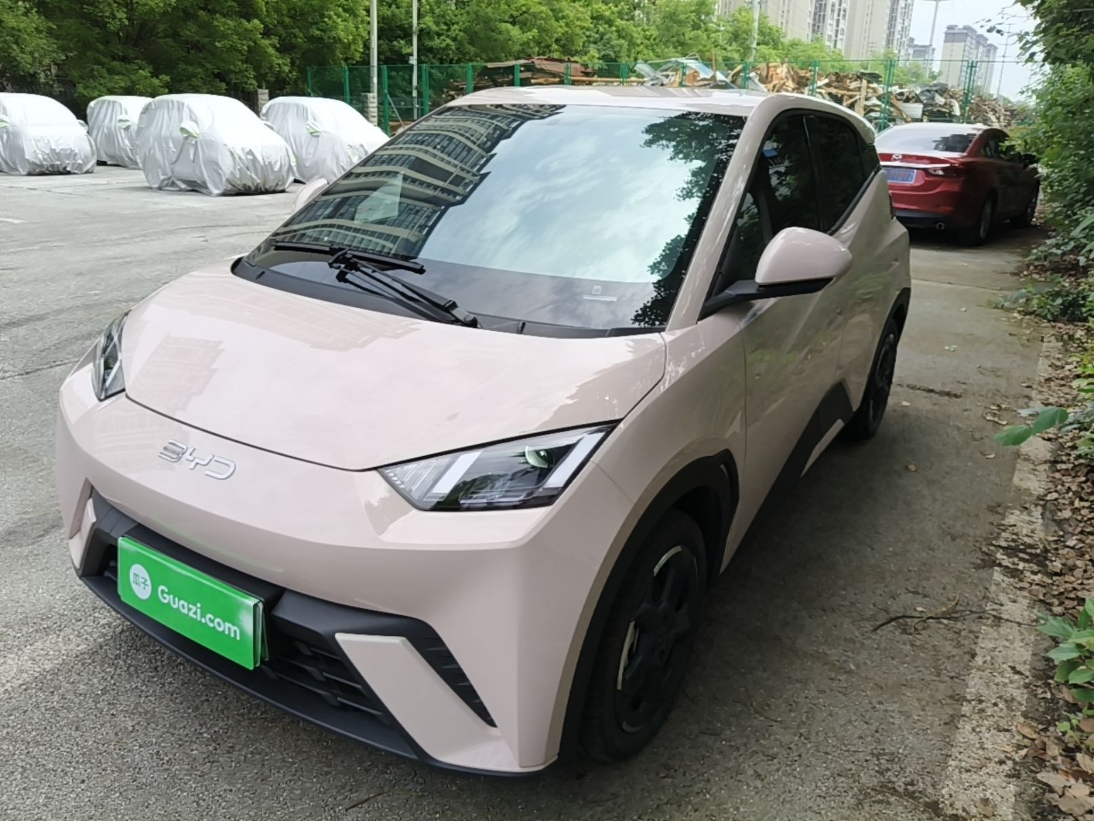 Под передней частью автомобиля
