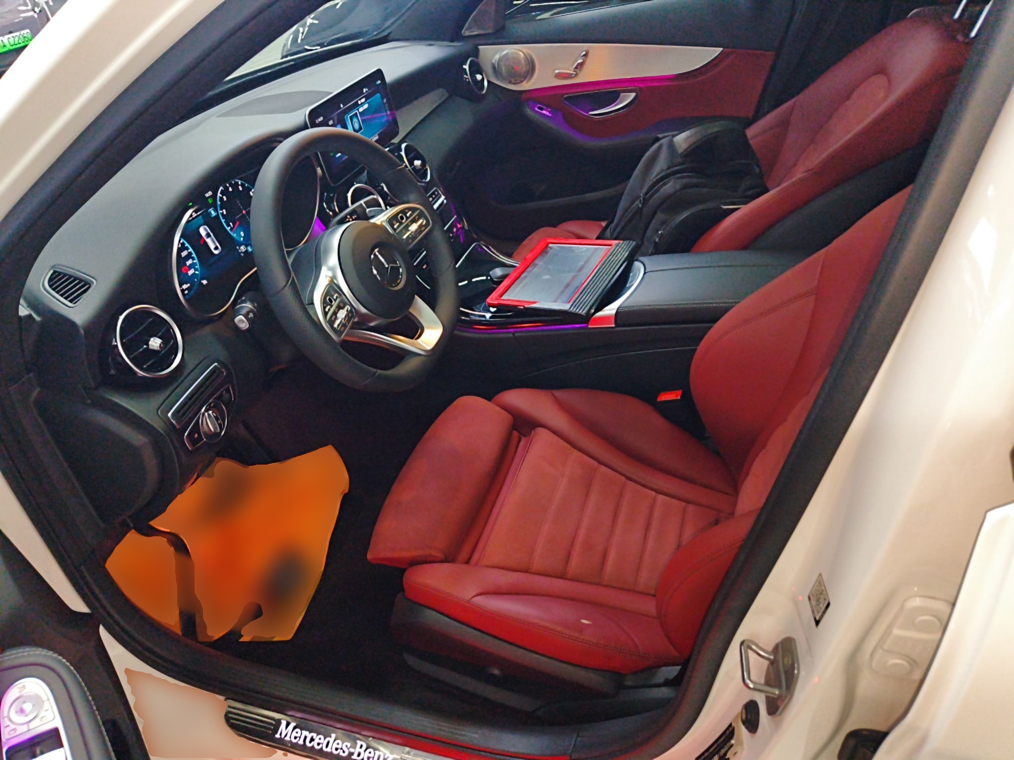 المقاعد الأمامية داخل السيارة