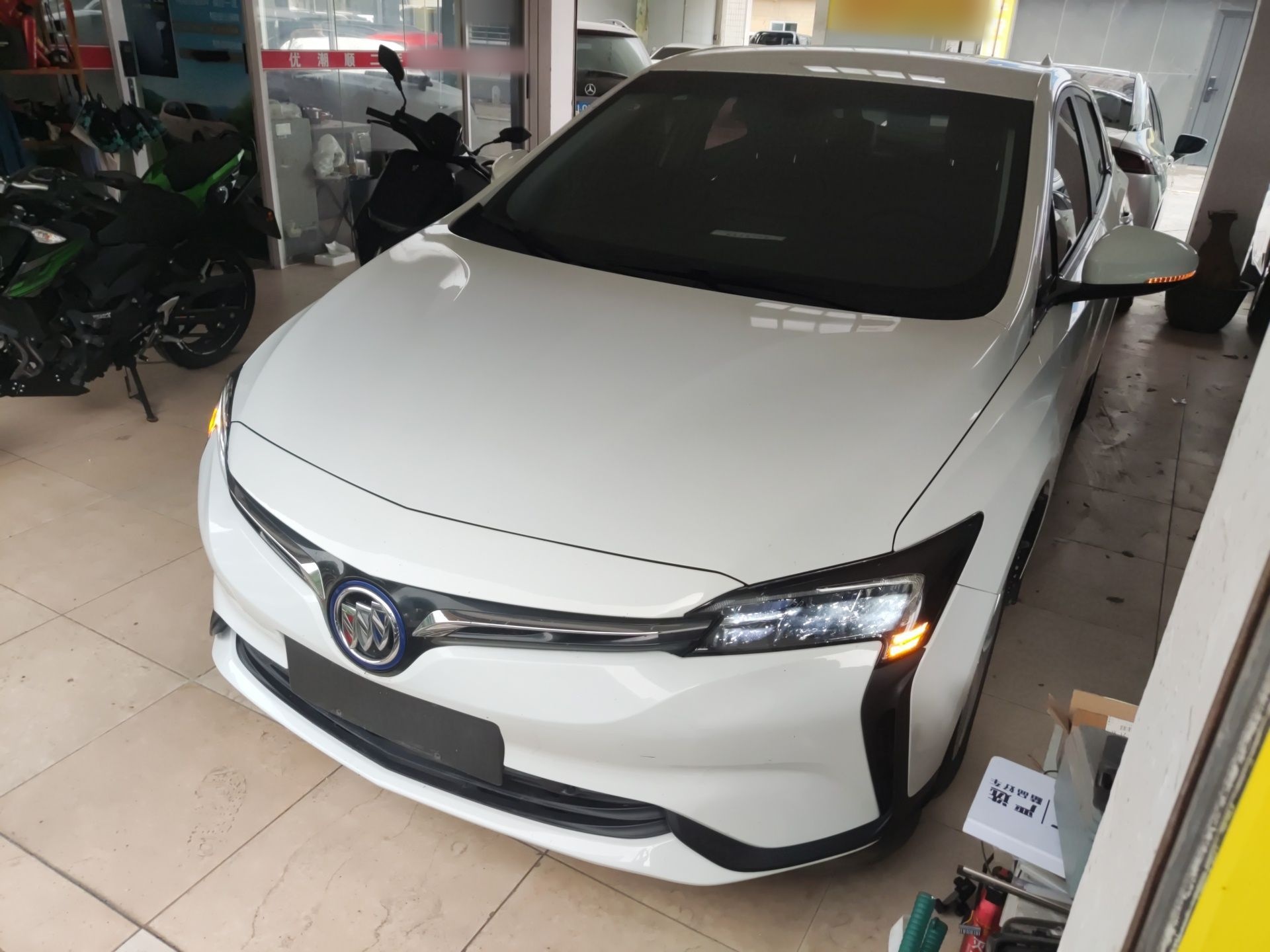 Под передней частью автомобиля