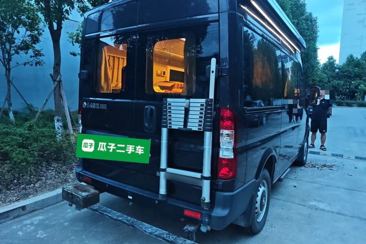 Used Dongfeng Yufeng 2018 2.5T Logistics Vehicle A100 Short Wheelbase Mid-Roof 5-9 Seater China V Standard ZD25