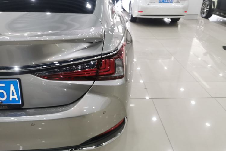 Used Lexus ES 2022 300h Excellence Edition
