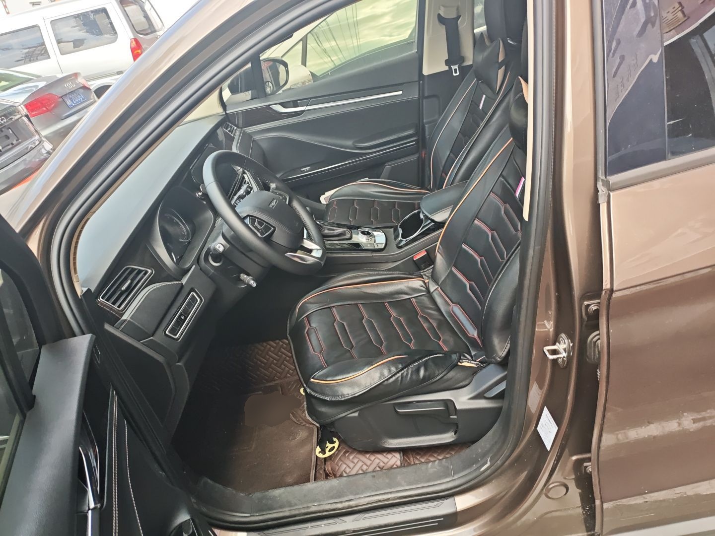 Переднее сиденье в автомобиле