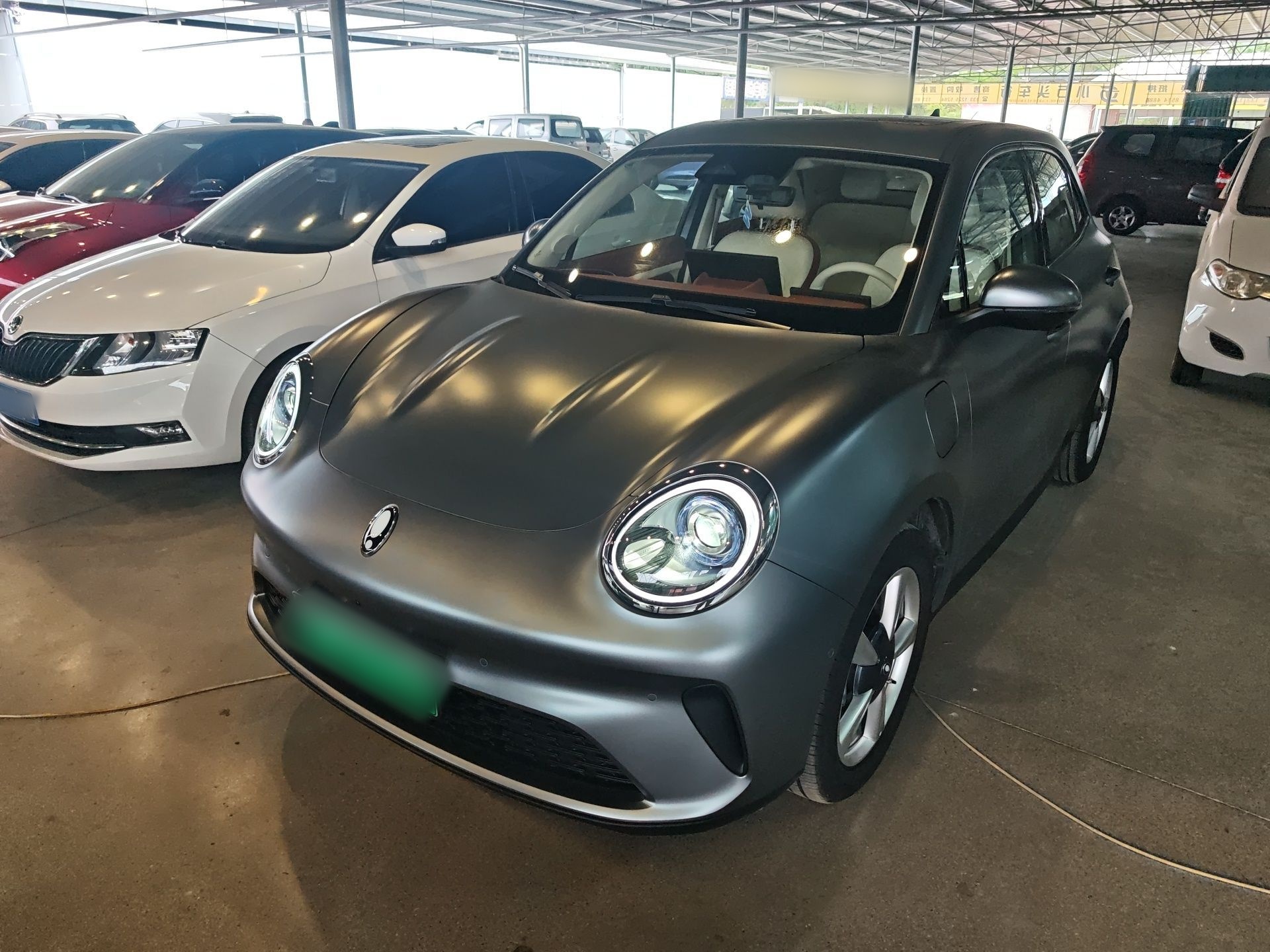 تحت مقدمة السيارة