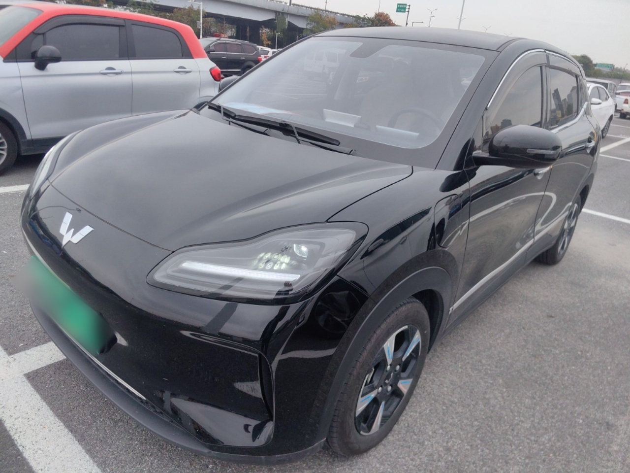 Под передней частью автомобиля