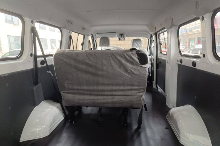 Used Wuling Yangguang 2024 300KM Comfort Version Passenger Van 75kW