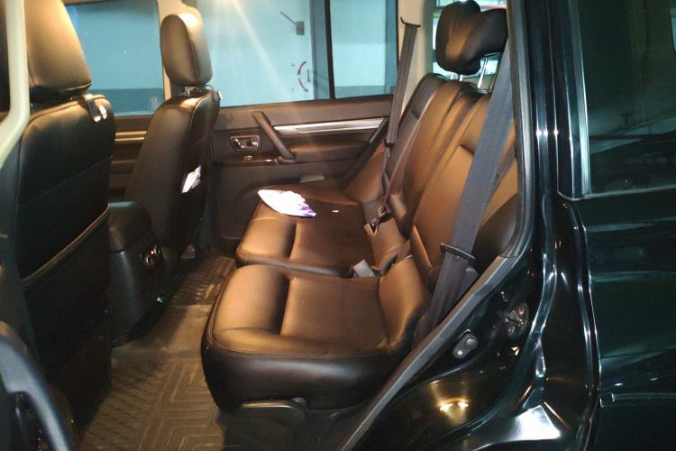 Used Mitsubishi Pajero 2015 3.0L Automatic Luxury Version China V Standard Left Rear Seat