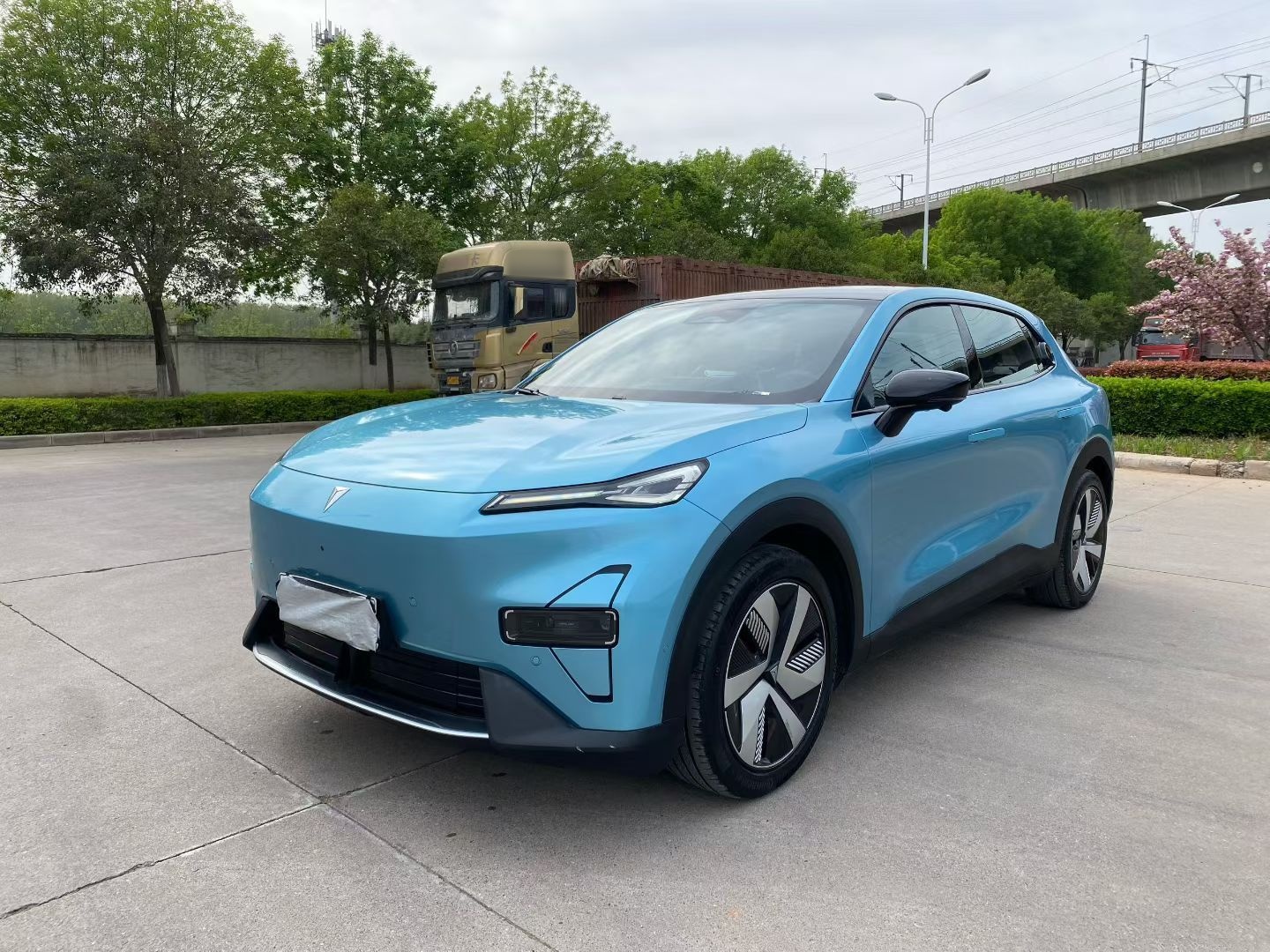 Под передней частью автомобиля