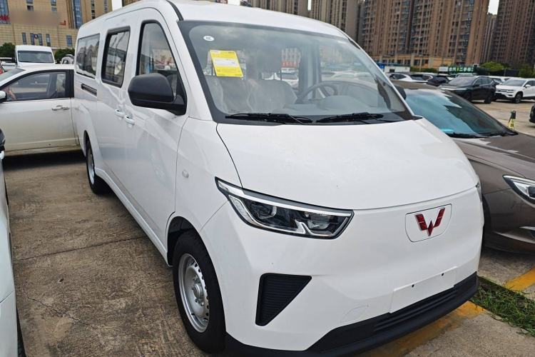 Used Wuling Yangguang 2024 300KM Comfort Version Passenger Van 75kW