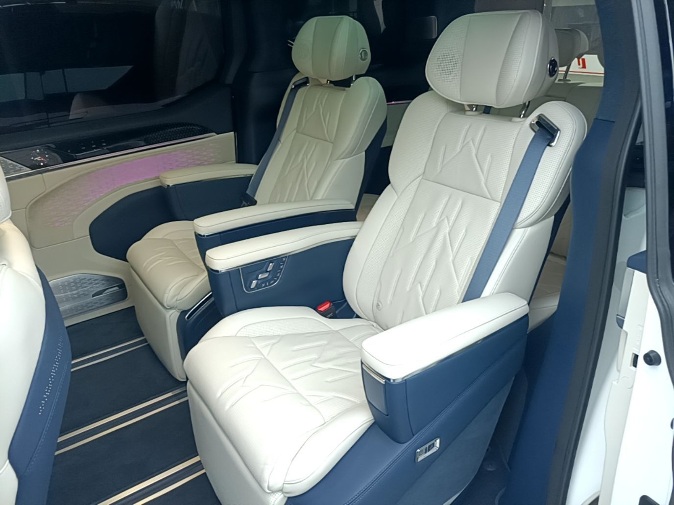 Zeekr 009 2024 7-Seater Aisle Version 108 kWh — снимка 20