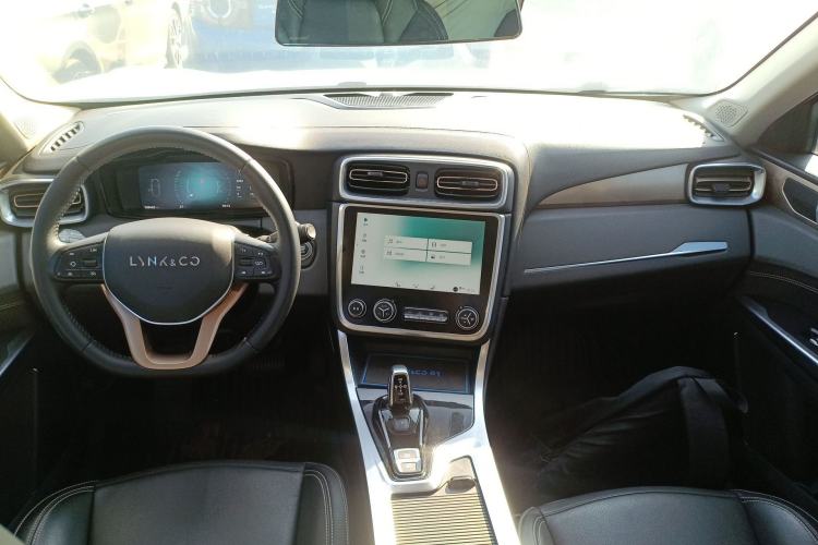 Used Lynk & Co 01 2017 2.0T Two-Wheel-Drive Version Center Console