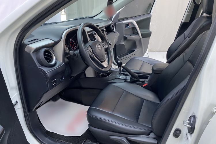 Used Toyota RAV4 2019 2.0L CVT Two-Wheel Drive Fashion X Limited Edition China VI Standard Interior 5