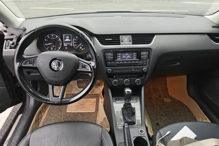 Used Skoda Octavia 2017 1.6L Automatic Smart Drive Edition Center Console