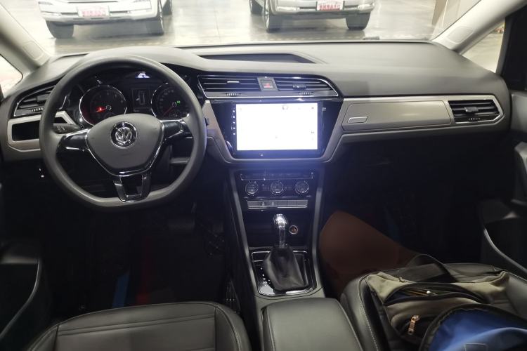 Used Volkswagen Touran 2016 Volkswagen Touran L 280TSI DSG Comfort Edition Center Console