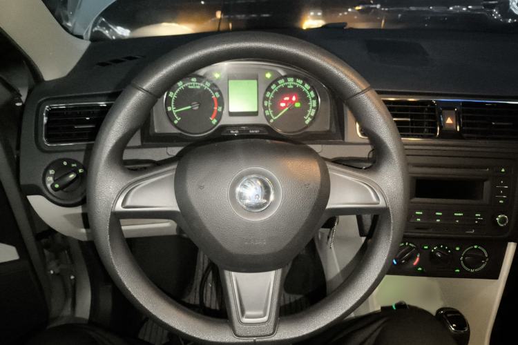 Used Skoda Rapid 2015 1.6L Automatic Smart Selection Model
