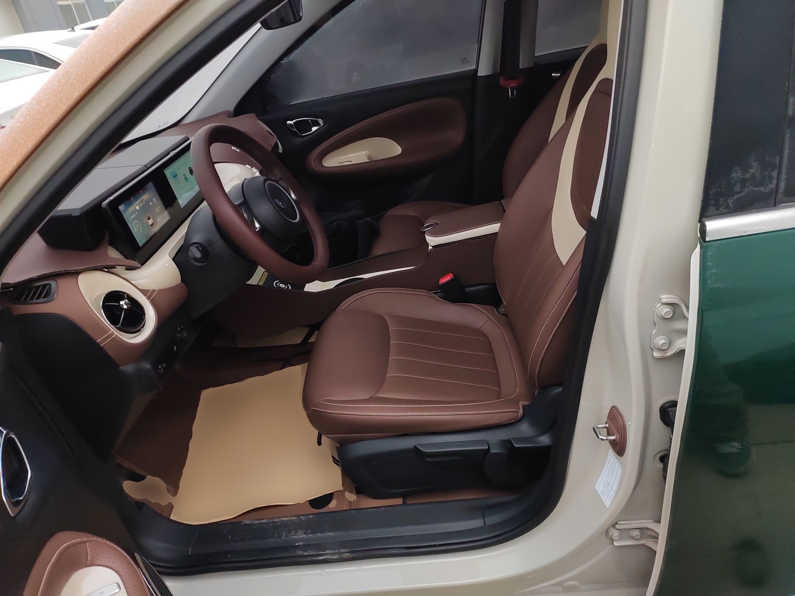 المقاعد الأمامية داخل السيارة