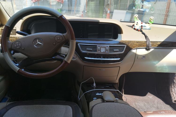 Used Mercedes-Benz S-Class 2012 S 300 L Business-Class Grand Edition Center Console