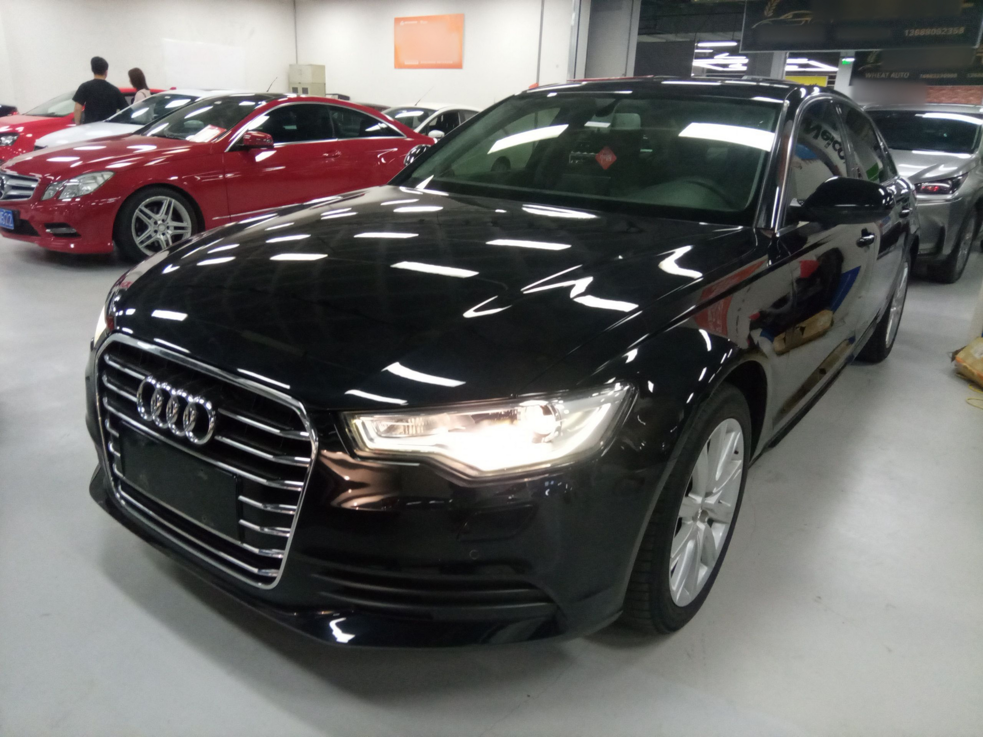 تحت مقدمة السيارة