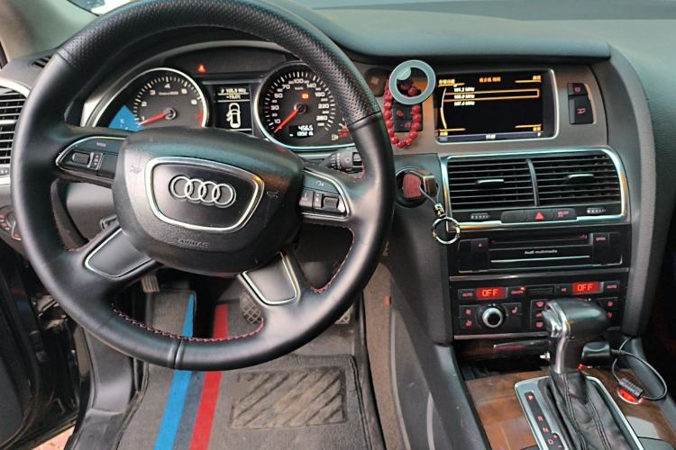 Used Audi Q7 2013 35 TFSI Technology Edition Center Console