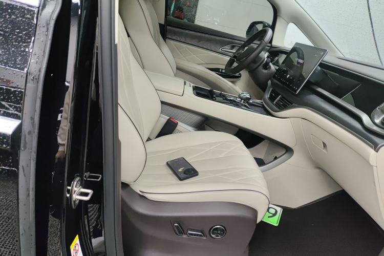 Used Denza D9 2024 DM-i 1050 Luxury Model
