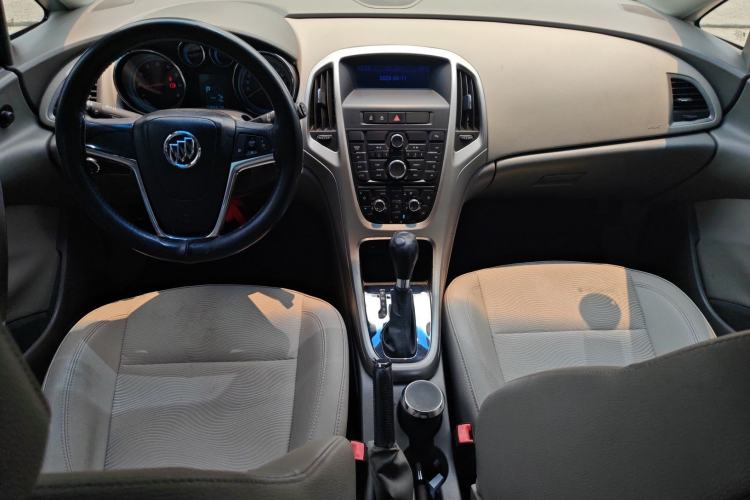 Used Buick GT 2013 XT 1.6L Automatic Fashion Edition Center Console