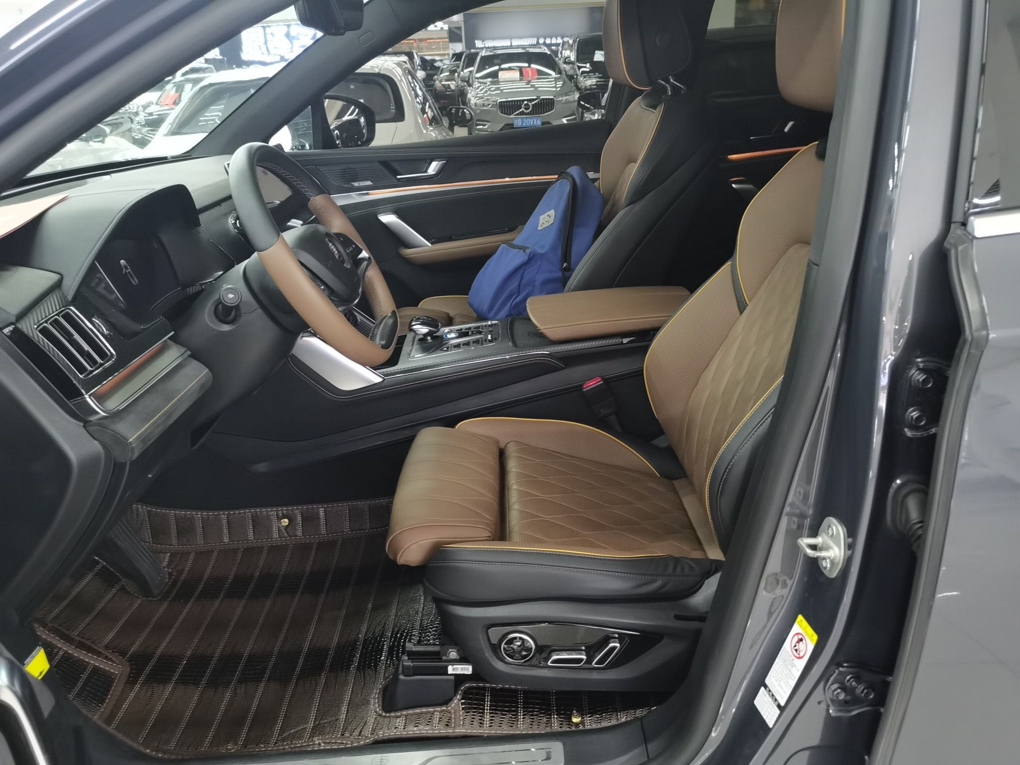 Переднее сиденье в автомобиле