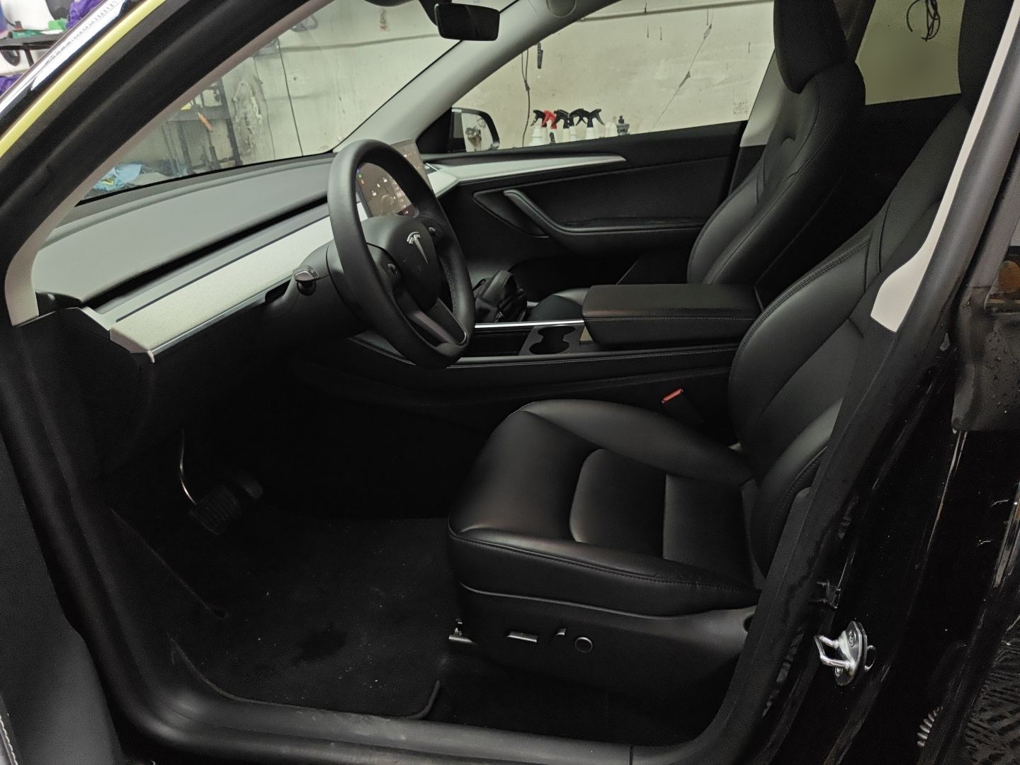 Переднее сиденье в автомобиле