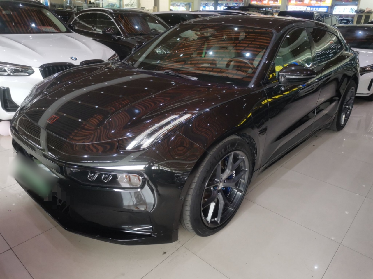 تحت مقدمة السيارة