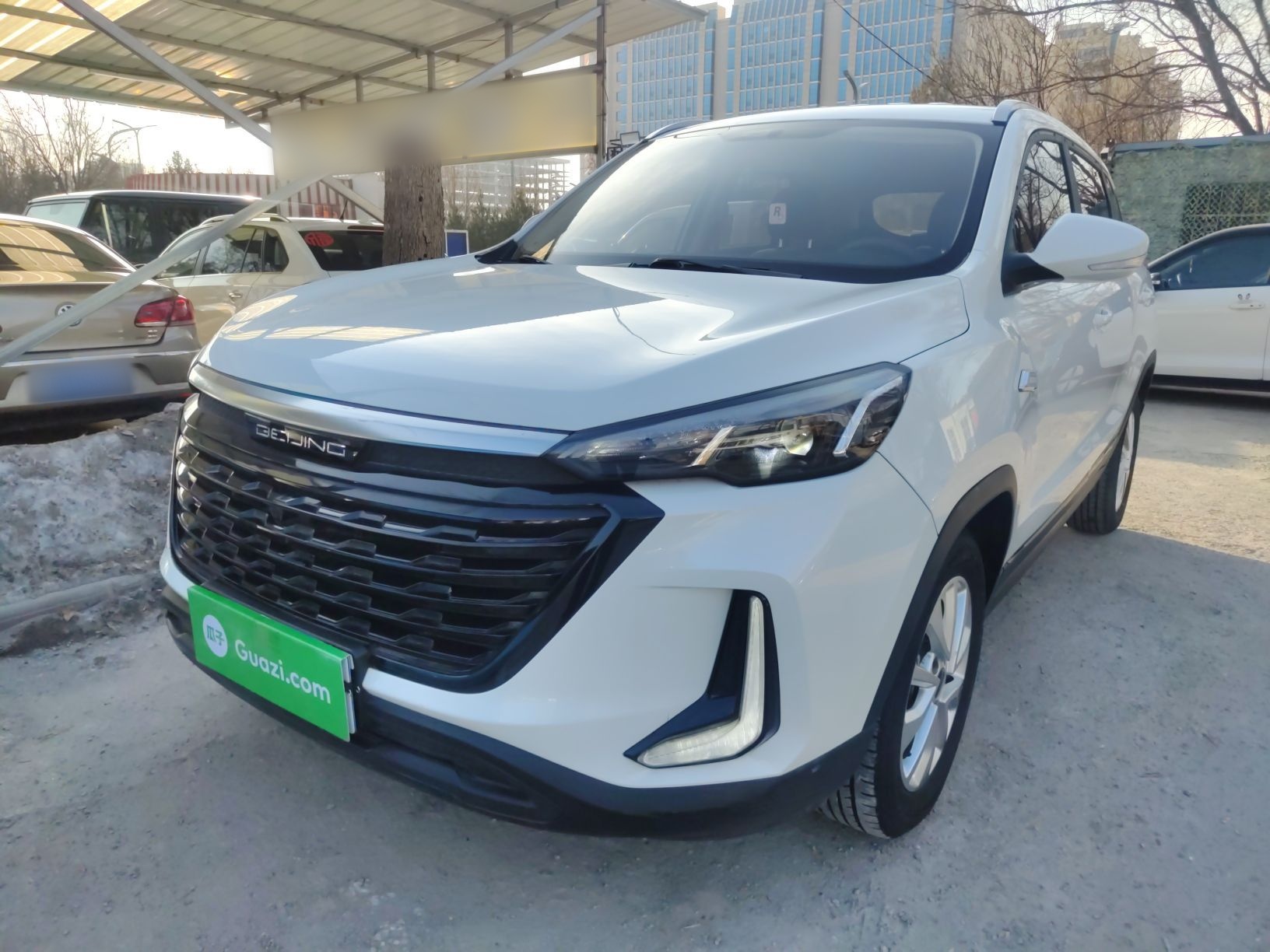 Под передней частью автомобиля