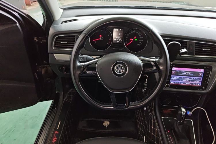 Used Volkswagen Lavida 2015 1.6L Automatic Comfort Edition Steering Wheel