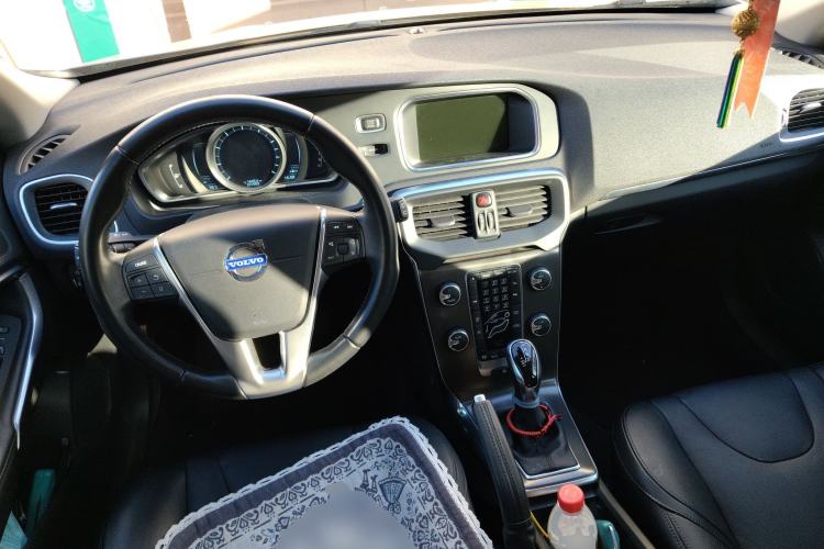 Used Volvo V40 2014 2.0T Zhiya Edition Center Console