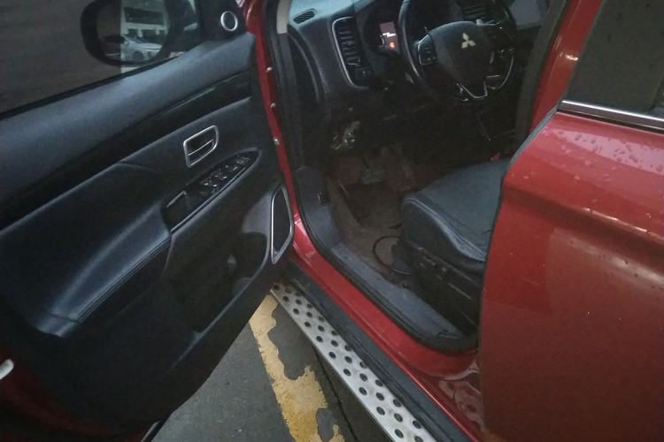 Used Mitsubishi Outlander 2016 2.4L 4x4 Luxury Edition 7-Seater Driver Seat