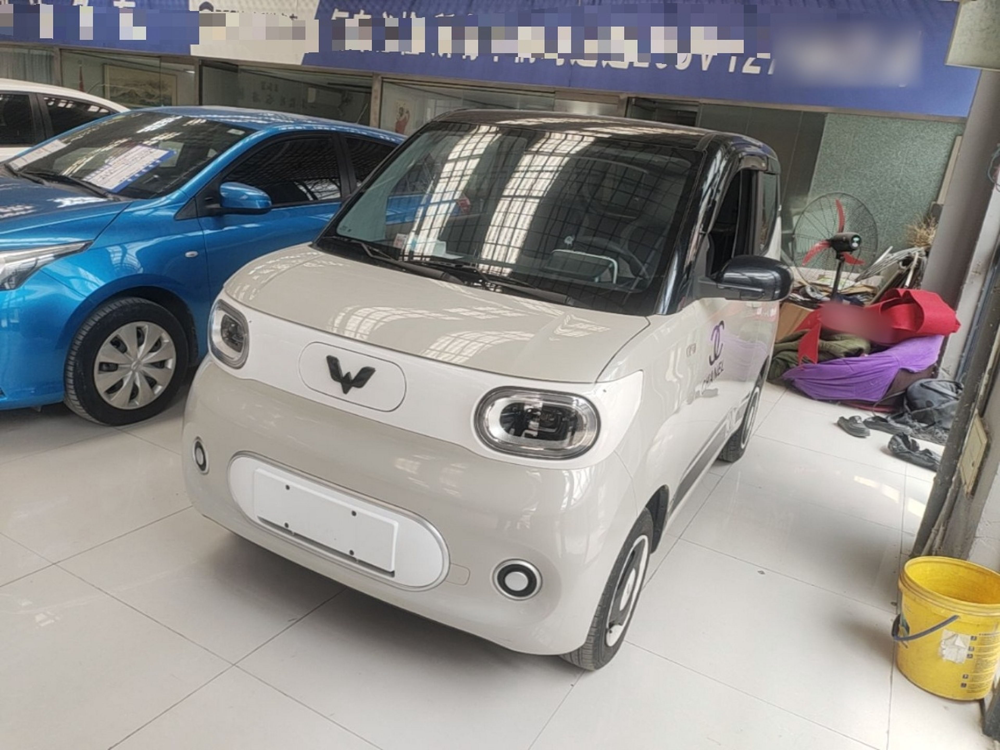 Unter der Vorderseite des Autos