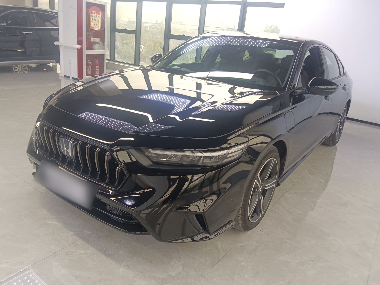 تحت مقدمة السيارة